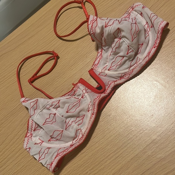 Urban Outfitters Bralette Bra Lips 32C Kiss Underwire Red White Abstract - Picture 2 of 6